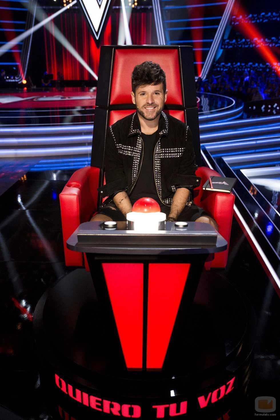 Pablo López muy sonriente en su sillón de coach de 'La Voz'