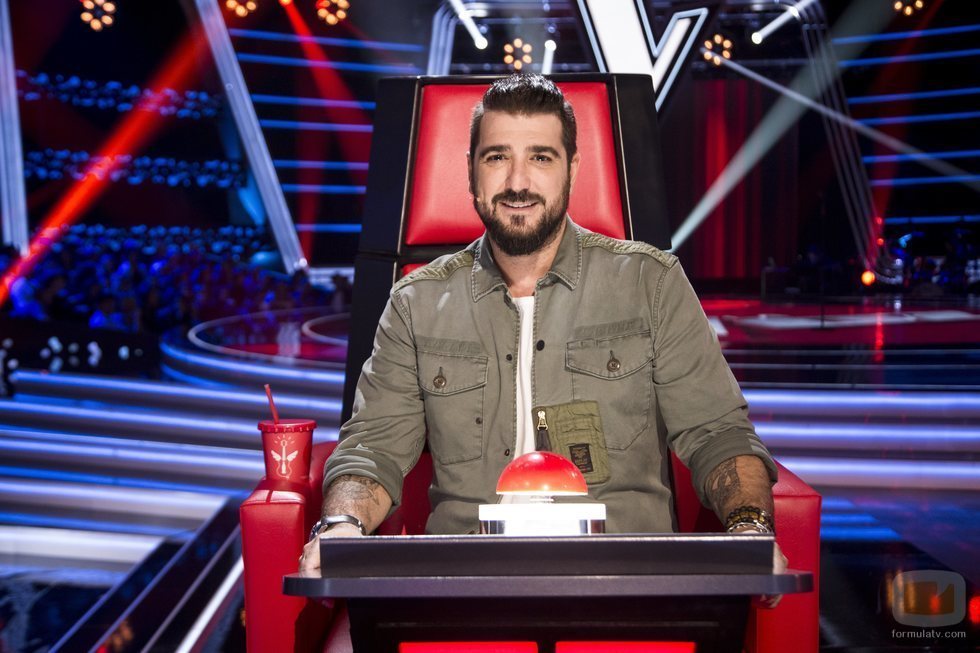 Antonio Orozco posando en el sillón de coach de 'La Voz'