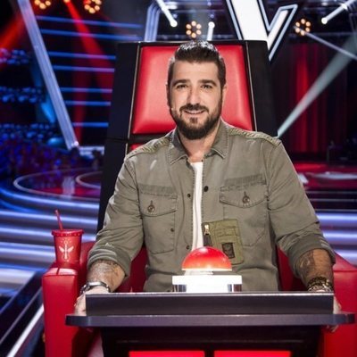Antonio Orozco posando en el sillón de coach de 'La Voz'