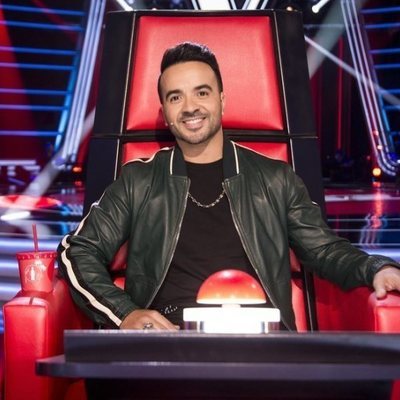 Luis Fonsi posando muy sonriente en su sillón de coach de 'La Voz'