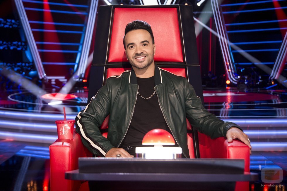 Luis Fonsi posando muy sonriente en su sillón de coach de 'La Voz'