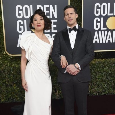 Sandra Oh y Andy Samberg en la alfombra roja de los Globos de Oro 2019