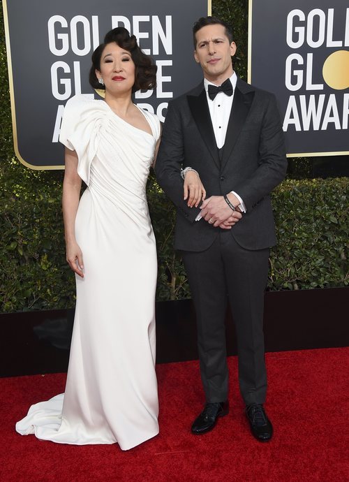 Sandra Oh y Andy Samberg en la alfombra roja de los Globos de Oro 2019
