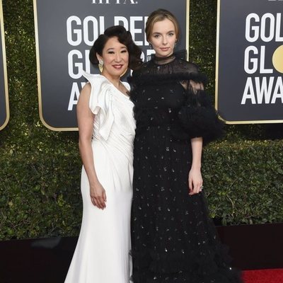 Sandra Oh y Jodie Comer en la alfombra roja de los Globos de Øro 2019