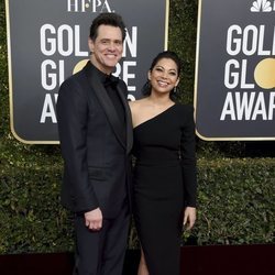 Jim Carrey y Ginger Gonzaga en la alfombra roja de los Globos de Oro 2019