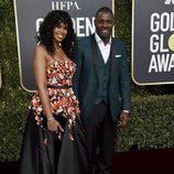 Idris Elba y Sabrina Dhowre en la alfombra roja de los Globos de Oro 2019