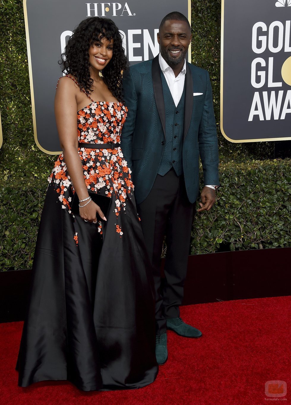 Idris Elba y Sabrina Dhowre en la alfombra roja de los Globos de Oro 2019