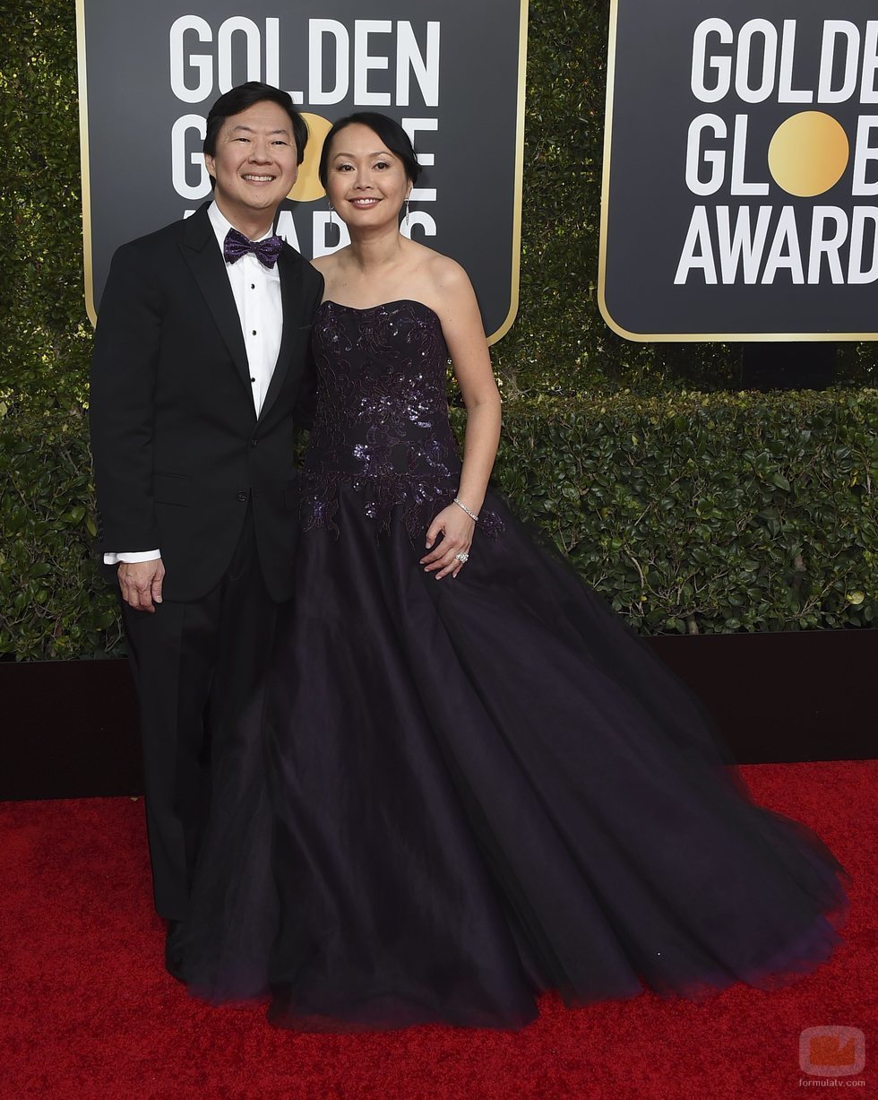 Ken Jeong y Tran Jeong en la alfombra roja de los Globos de Oro 2019