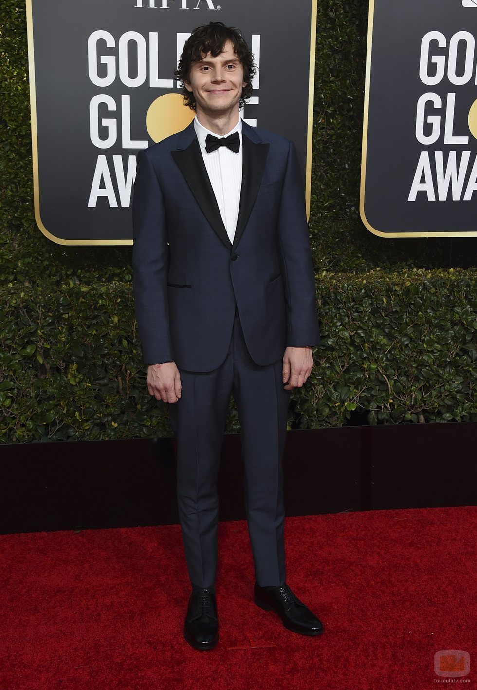 Evan Peters en la alfombra roja de los Globos de Oro 2019