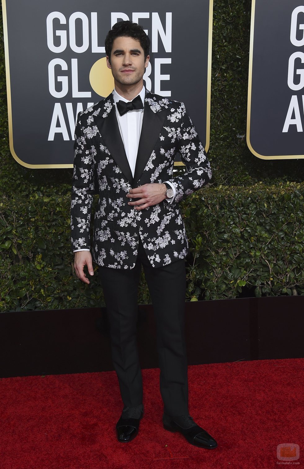 Darren Criss en la alfombra roja de los Globos de Oro 2019