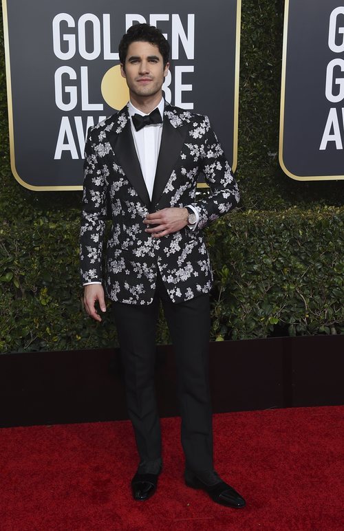 Darren Criss en la alfombra roja de los Globos de Oro 2019