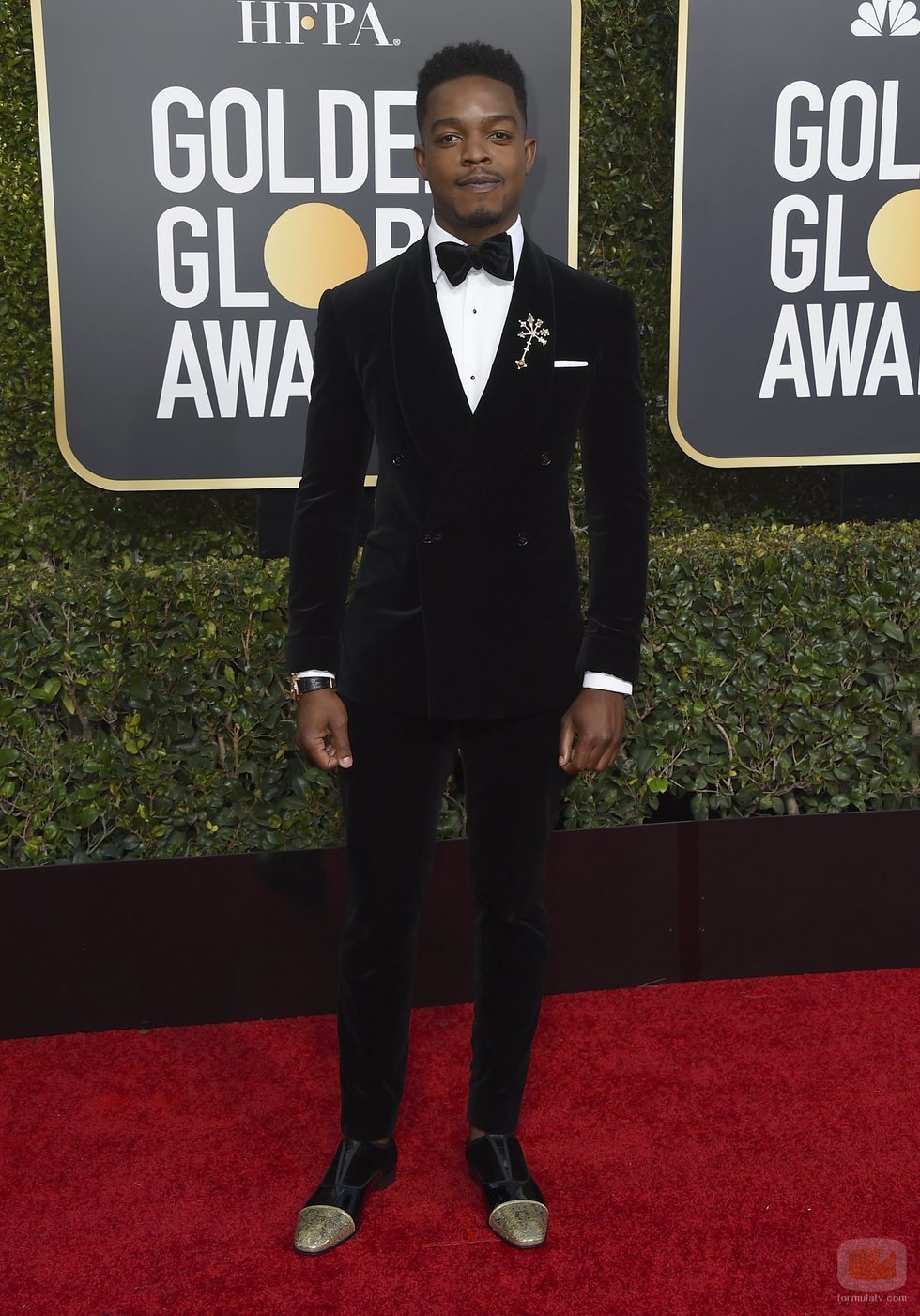 Stephan James en la alfombra roja de los Globos de Oro 2019