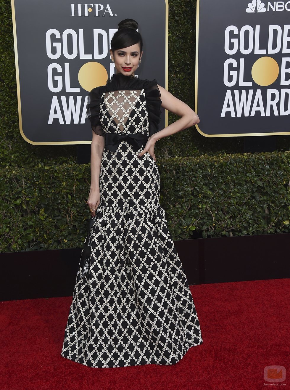 Sofia Carson en la alfombra roja de los Globos de Oro 2019