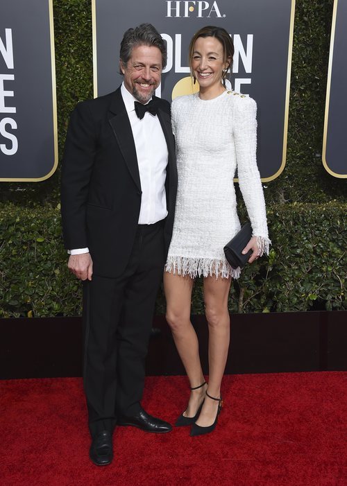 Hugh Grant y Anna Eberstein en la alfombra roja de los Globos de Oro 2019