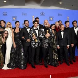 El equipo de 'American Crime Story: El asesinato de Gianni Versace' posa con el Globo de Oro