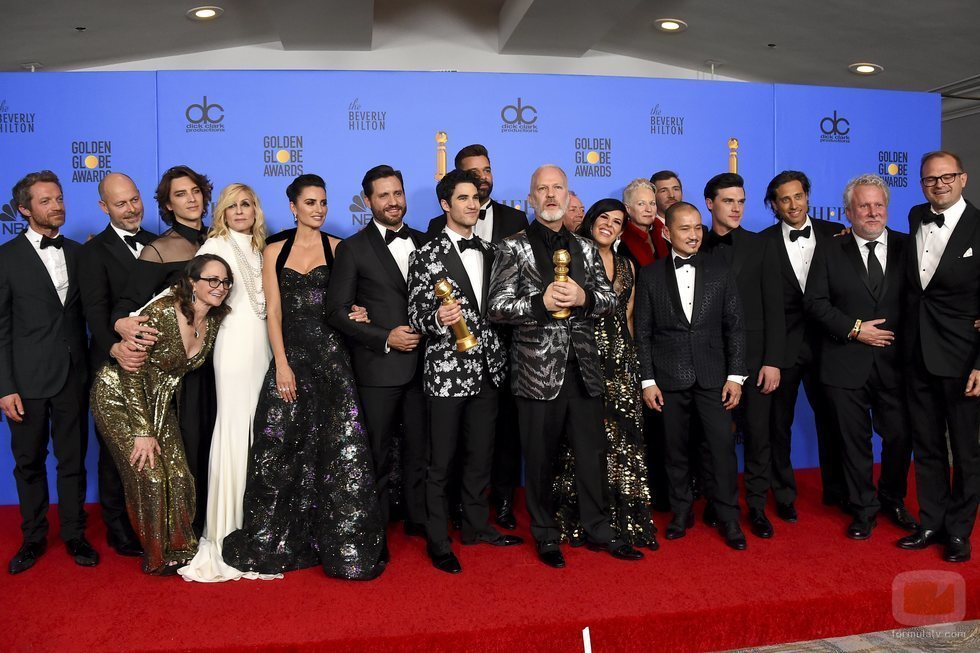 El equipo de 'American Crime Story: El asesinato de Gianni Versace' posa con el Globo de Oro