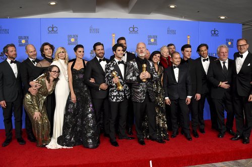 El equipo de 'American Crime Story: El asesinato de Gianni Versace' posa con el Globo de Oro