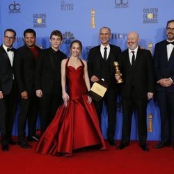 El equipo de 'The Americans' posa con el Globo de Oro 2019