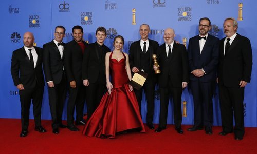 El equipo de 'The Americans' posa con el Globo de Oro 2019