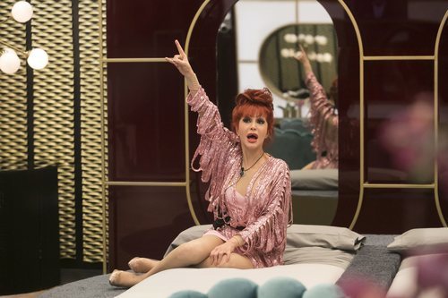 Yurena cantando en la gala 1 de 'GH Dúo'