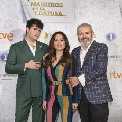 El jurado de 'Maestros de la Costura' posa en la presentación de su segunda edición