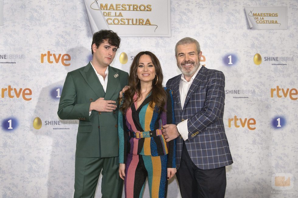El jurado de 'Maestros de la Costura' posa en la presentación de su segunda edición