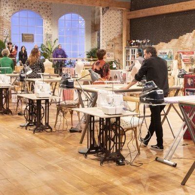 Los aprendices de la segunda edición de 'Maestros de la costura' en el taller