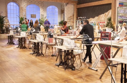 Los aprendices de la segunda edición de 'Maestros de la costura' en el taller