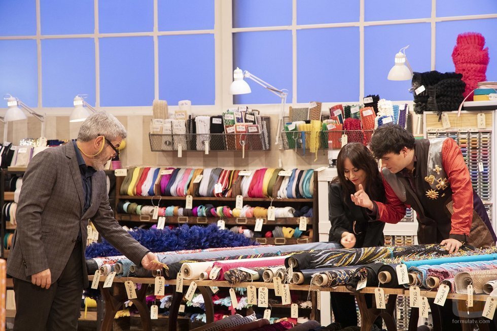 El jurado de 'Maestros de la costura' revisa las telas con que competirán los aprendices