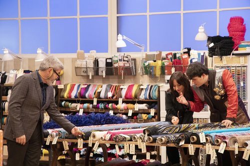 El jurado de 'Maestros de la costura' revisa las telas con que competirán los aprendices
