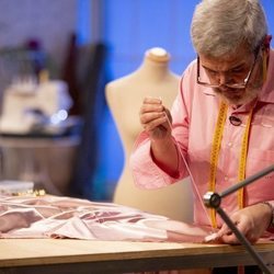Lorenzo Caprile cosiendo en 'Maestros de la costura'
