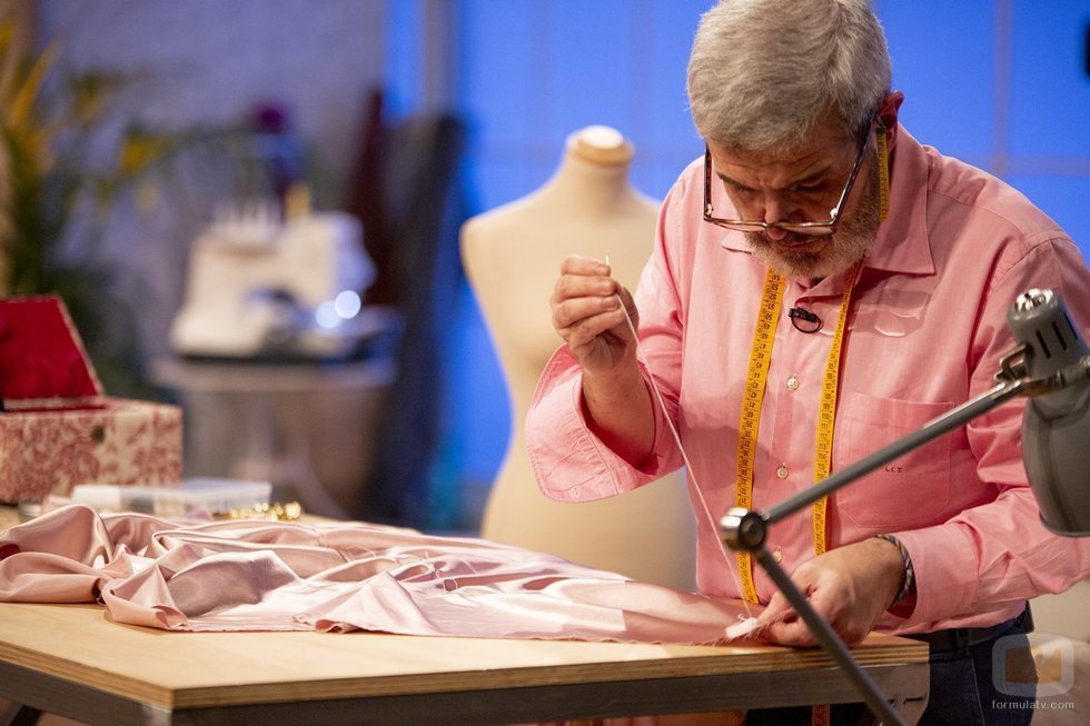 Lorenzo Caprile cosiendo en 'Maestros de la costura'