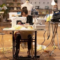 María Escoté frente a una máquina de coser en 'Maestros de la costura'