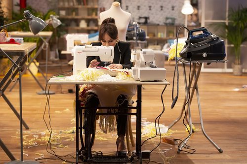 María Escoté frente a una máquina de coser en 'Maestros de la costura'