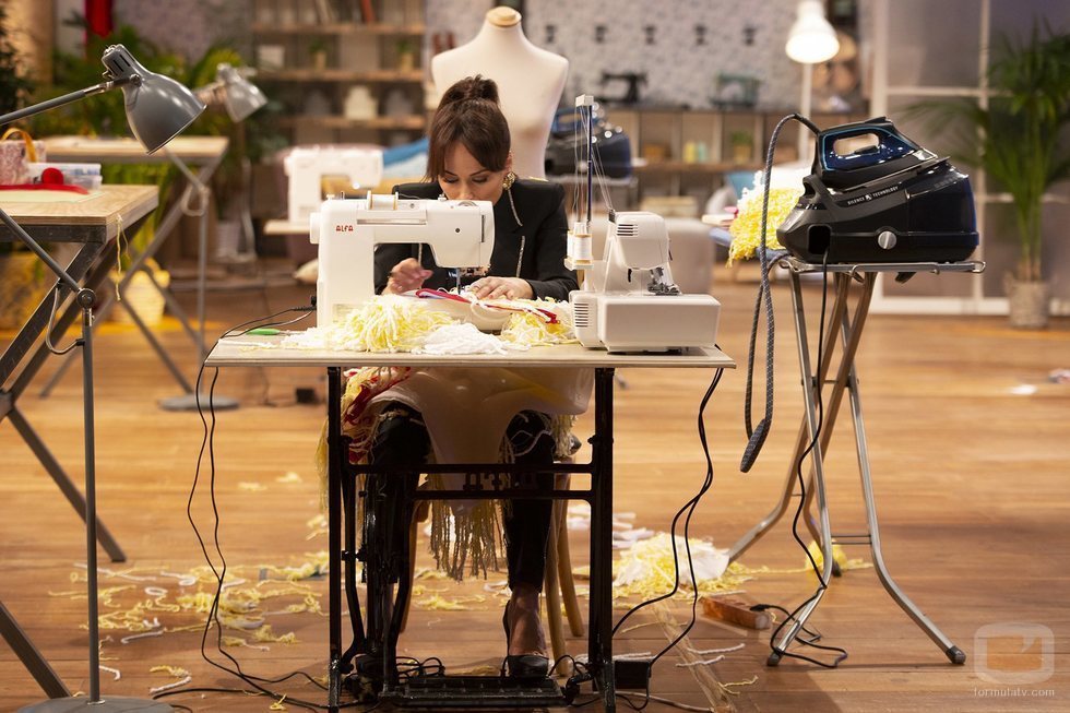 María Escoté frente a una máquina de coser en 'Maestros de la costura'