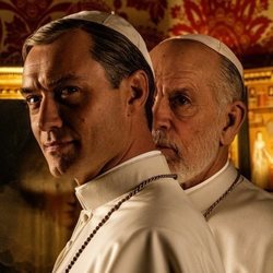 Jude Law y John Malkovich en la primera imagen oficial de 'The New Pope'