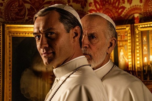 Jude Law y John Malkovich en la primera imagen oficial de 'The New Pope'