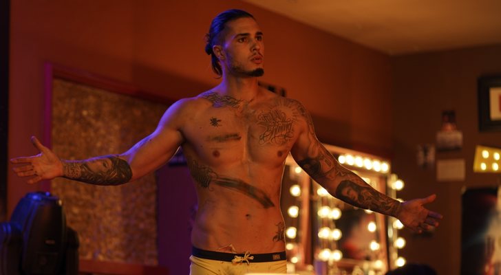 Carlos Constanzia en una sensual escena de 'Toy Boy' 