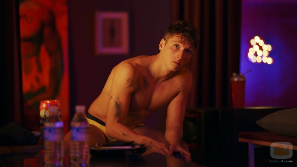 Carlos Scholz, sensual en 'Toy Boy'