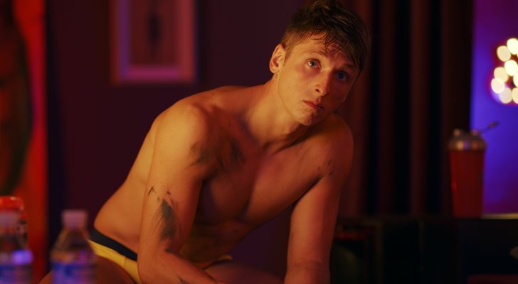 Carlos Scholz, sensual en 'Toy Boy'