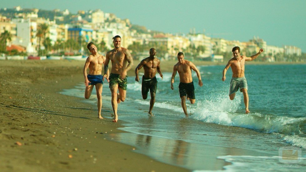 Los strippers de 'Toy Boy' en una escena en la playa