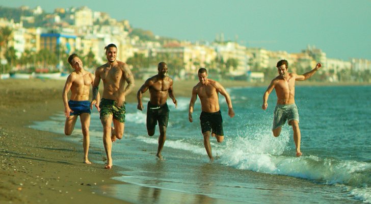 Los strippers de 'Toy Boy' en una escena en la playa