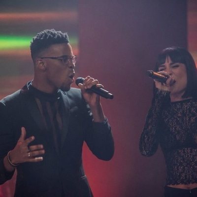 Famous y Natalia cantan junto a sus compañeros "Somos" en los Premios Forqué