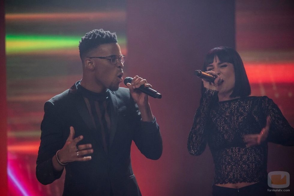 Famous y Natalia cantan junto a sus compañeros "Somos" en los Premios Forqué 