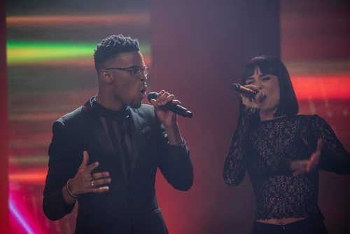 Famous y Natalia cantan junto a sus compañeros "Somos" en los Premios Forqué 