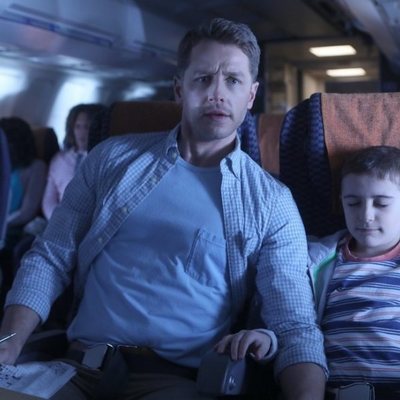 Ben Stone (Josh Dallas) y Cal Stone (Jack Messina) en 'Manifest'