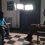 Gonzo entrevistando a un "coyote" en el documental 'Detrás del muro'