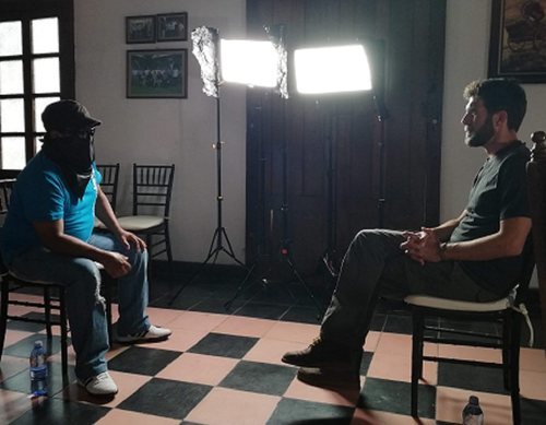 Gonzo entrevistando a un "coyote" en el documental 'Detrás del muro'