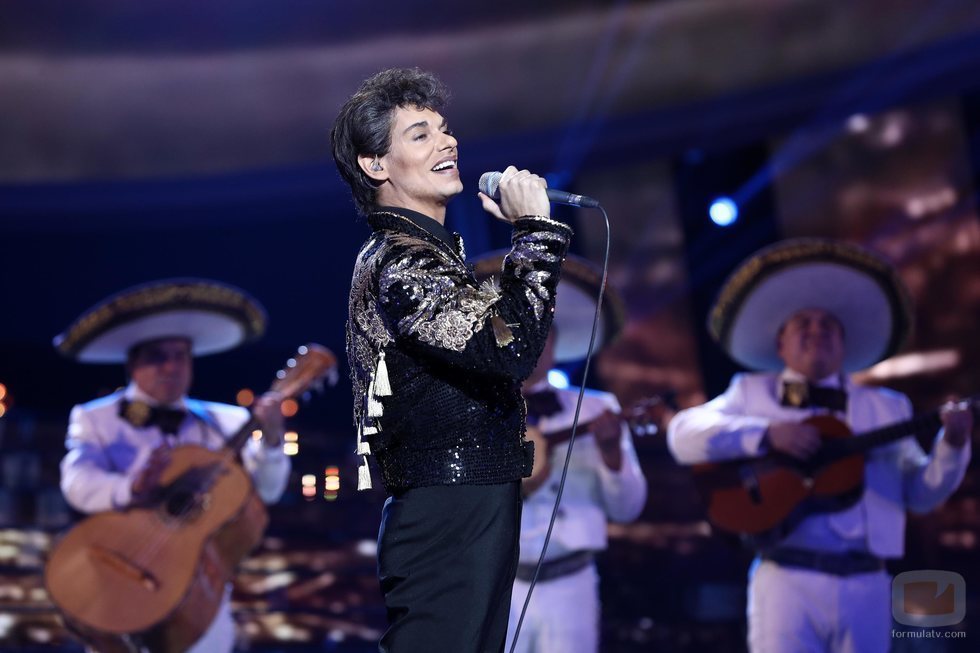 Carlos Baute es Juan Gabriel en la Gala 12 de 'Tu cara me suena'