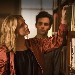  Penn Badgley y Elizabeth Lail interpretando a Joe y Beck en la serie de Netflix 'YOU'